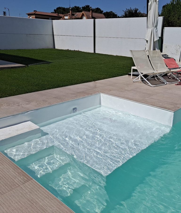 Construcción de Piscina Aqbierta moderna con escalones y área conjugada de césped verde.