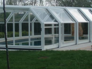 cubierta de piscina de metacrilato con piscina interior.